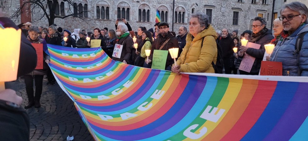 In piazza più di mille persone ma attenzione catalizzata dalle poche contro le bandiere ucraine